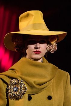 Women Fashion Edgy, Milano Fashion Week, Beautiful Hats, Blazer Fashion, Fall Fashion Trends, Fashion Over 50, Classy Women, Dolce & Gabbana, Autumn Fashion Women