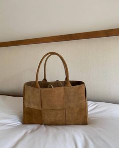 Bottega Veneta Arco Bag, Bottega Veneta Arco, 90s Bag, Timeless Bags, Winter Mode, Kelly Bag, Tory Burch Bag, Hermes Bags, 가을 패션