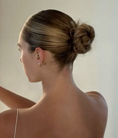 Simple Wedding Hair Updo Elegant Bun, Sleek Back Messy Bun, Sleek Bun Bridesmaid Hair, Buns Hairstyles Elegant, Slicked Hair Outfit, Slick Bun Aesthetic, Casual Slick Back Hair, Slick Back Bun Blonde, Hair Inspo Updo School