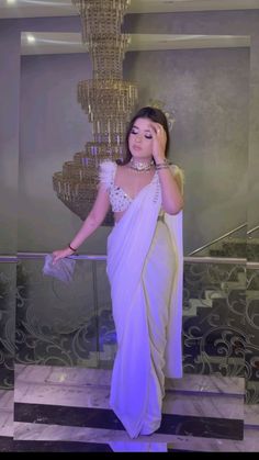 White Saree Outfit Ideas, Teenage Saree, White Saree For Farewell, Farewell Sarees For Teens, Farewell Sarees Colleges, Ambani Wedding, Latest Saree Trends, Sari Style, Braidsmaid Dresses