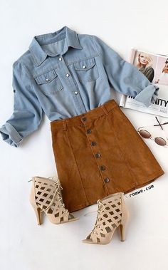 Short Tan Skirt Outfit, Big Denim Shirt Outfit, Skirt With Tights, Khaki Skirt, Mode Casual, Fashion Weeks, Chambray Shirt, Blue Long Sleeve