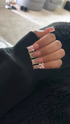 Nail With M Initial, Square Shaped Nails Long, Matching Sets Nails And Toes, Pretty Medium Nails, Nail Inspo With Thumb, Simple Mom Nails, Nails W Initial On It, Latina Short Nails, Médium Nails