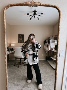 Comfy Winter Fits, Hair Stylist Outfit, Midsize Fall Outfits, Everyday Outfits Fall, Graphic Tee Outfit, Midsize Outfits, Modesty Outfits, Comfy Winter, Graphic Tee Outfits