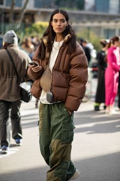 Puffer Jacket Street Style, Brown Puffer Jacket Outfit, Fashion Week Street Style Winter, Jacket Winter Outfit, Best Puffer Jacket, Puffer Outfit, Brown Puffer Jacket, Winter Jacket Outfits, Puffer Jacket Outfit