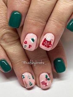 short Christmas nails: emerald green with cute accents Cute Christmas Nails, Xmas Nails, Nailed It, Christmas Nail Designs, Nail Art Hacks, Christmas Nail Art, Nail Polishes