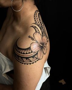 Tattoo Ideas Hawaiian For Women, Samoan Shoulder Tattoo For Women, Polynesian Shoulder Tattoo For Women, Polynesian Tattoos Women Shoulder, Island Flower Tattoo, Back Shoulder Tattoos For Women Unique, Moana Tattoos Ideas, Island Tattoos For Women, Tattoo Ideas Shoulder Female