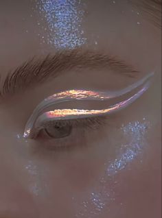 Hologram Makeup, Opalescent Makeup, Silver Eyes Aesthetic, Holographic Makeup Eyeshadow, Holographic Eyeliner, Pearlescent Makeup, Holographic Eye Makeup, Iridescent Makeup Looks, Futuristic Makeup Looks