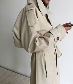 Trenchcoat Outfits, Trenchcoat Outfit, Coat Aesthetic, Modern Princess, Dress Modern, Autumn 2022, Shift Dresses, Timeless Wardrobe, Fall Winter Wardrobe