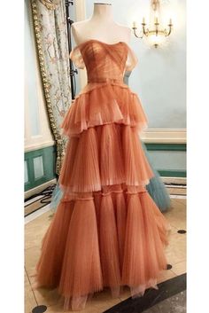 În afara umărului rochie de bal lung, o rochie de seară Vintage Non Traditional Wedding Dress, Flowy Romantic Dresses, Peach Colored Prom Dresses, Rust Tulle Dress, Gorgeous Gowns Evening, Fairytale Theme Prom Dress, Fairytale Ballgown Aesthetic, Taylor Swift Inspired Prom Dresses, Dresses Yule Ball