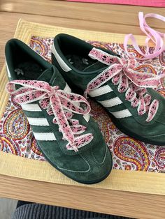 Adidas Sambas, Dr Shoes, Quoi Porter, Looks Street Style, Mode Inspo, Green Shoes