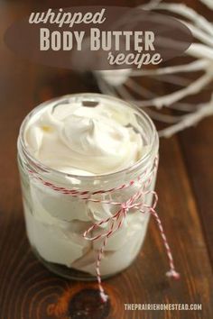 whipped body butter recipe using simple, natural ingredients! Homemade Whipped Body Butter, Whipped Body Butter Recipe, Body Butter Recipe, Săpunuri Handmade, Homemade Body Butter, Diy Body Butter, Skincare Secrets, Body Butters Recipe, Diy Lotion