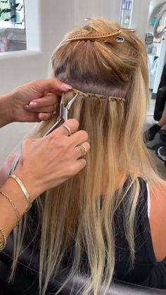 How to tie off your thread to finish your weft install? Get volume and premium quality hair extensions from @newremyhairextensions_angela #thebtcteam #btcreelquickie #hairreels #hairvideos #hairtutorial #haireducation #haircolorideas #modernsalon #americansalon #beautylaunchpad #bestofbalayage #mastersofbalayage #beautifulhair #trendinghair #moneypiece #wavyhair #blonde #blondebalayage #blondehair #babylights #handtiedextensions #rootshadow #weftextensions #blondespecialist #dimensionalblonde Natural Straight Hair, Seamless Hair Extensions, Black Hair Extensions, Mega Hair, Corte De Cabelo Masculino, Synthetic Hair Extensions, Quality Hair Extensions