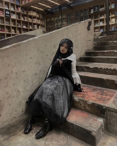 Goth Hijabi Outfits, Punk Hijabi, Goth Hijabi, Mafia Queen Aesthetic, Bookish Outfits, Masquerade Outfit Ideas, Hijab Streetwear, Fashionista Aesthetic, Mafia Queen