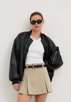 NA-KD Mini skirts - beige Aritzia Mini Skirt, Black All Star Outfit, Beige Skirt Outfit Winter, Pleated Skirt Fall Outfit, Pleated Skirt Outfit Aesthetic, Plated Skirt Outfit, Mini Pleated Skirt Outfit, Khaki Skirt Outfit