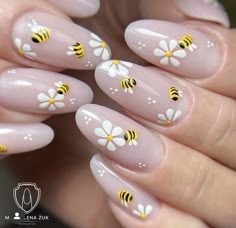 Queen Bee Nails Design, Bee Design Nails, Bee On Nails, Nails With Plants, Bee Manicure, Nails Bees, Complex Nail Art, Bee Nails Design, Cute Animal Nails