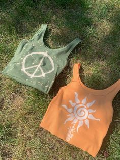 Bleach Sun Shirt, Cloth Bleaching Ideas, Bleach Top Ideas, Fabric Clothes Design, Painted Tee Shirts, Thrift Ideas Clothes, Painted Shirts Diy, Hippie Granola Outfits, Bleached Clothes Ideas