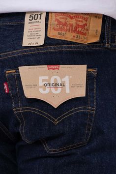 A Levis se tornou famosa por seus jeans. Inicialmente eram feitos para os trabalhadores, já que o tecido é super resistente, ganhando reforço por rebites, e de lá pra cá foi só inovação no mundo. Esse modelo é o 501, criada em 1890, e continua atual até hoje. Um corte reto desde o quadril até a barra, possui cinco bolsos funcionais, fechamento todo por botões e com uma lavagem mais escura. Monte looks com camisetas e camisas e um tenis e arrase!  Referência do produto: 087343 Composição: 100% al Levi Label, 501 Levis Mens, Levis 501 Outfit, Jean Levis, Levi 501 Jeans, Biker Wear, Levis 501 Original