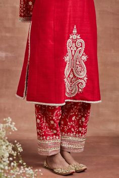 Buy Red Raw Silk Embroidery Kashmiri Thread Scallop V Neck Naysa Paisley Kurta Set For Women by Sue Mue Online at Aza Fashions. Designer Suits For Wedding, Punjabi Suits Designer Boutique, Designer Anarkali Dresses, Salwar Pattern, Velvet Dress Designs, Embroidered Kurti