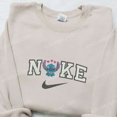 The Stitch Hearts x Nike Embroidered Sweatshirt is a must-have for all Disney and Nike enthusiasts! This cozy sweatshirt features Nike Cartoon, Nike Inspired, Best Family Gifts, Maroon Hoodie, Hoodie Material, Custom Nikes, Nike Sweatshirts, Embroidered Clothes, Embroidered Sweatshirt