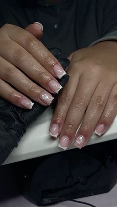 Holiday Acrylic Nails Short, Medium Length Nails With Initials, Simple Nail Art French Tip, Short And Classy Nails, French Tip Acrylic Nails Initial, Short French Tip With Initial, Cute Nails Acrylic Summer 2024, Simple French Tip Nail Designs, Short Frenchies With Designs