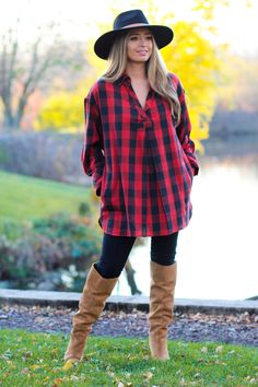 Bold plaid tunic with soft front shirring. Side pockets and curved hem. Pair with jeans or leggings and some tall boots for a true fall/winter look. -Color: Red/Black -Collar/V-neck -Loose fit -Content: 100% Cotton -Imported -Model is 5'5" 36-30-40 and wearing a size Small Christmas Outfit Jeans, Christmas Plaid Outfit, Buffalo Plaid Outfit, Red Boots Outfit, Outfit Modest, Winter Boots Outfits, Trendy Christmas Outfits, Black Tunic Tops, Fall Leggings