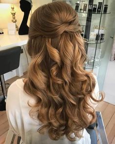 Half Up Half Down Grad Hairstyles, Prom Hair Styles For Long Hair Half Up Curly, Curled Hair Big Curls, Hairstyles For Prom Half Up Half Down, Romantic Half Up Half Down, Simple Half Up Half Down Hair, Half Up Half Down Hair Curled, Peinados De Graduacion Suelto, Prom Hair Curly