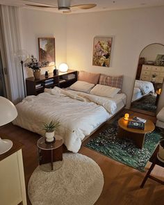 Apartment Styles For Couples, Bedroom Layout Master, Cute Rental House Ideas, Tiny Bedroom Big Bed, Etsy Bedroom Decor, Sharing A Room With Boyfriend, Moving In With Your Boyfriend Decorating, Small King Bedroom Ideas, 330 Sq Ft Studio Apartment