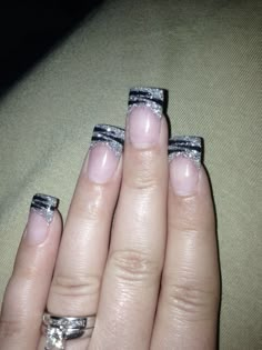 Nail Idea Grunge, Grey Y2k Nails, 2000s Nails Acrylic Y2k Short, Indie Sleaze Nails, Nail Designs 2000s, Emo Duck Nails, Black Nails Y2k, Short Emo Nails, Emo Y2k Nails