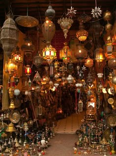 many lamps are hanging from the ceiling in a shop