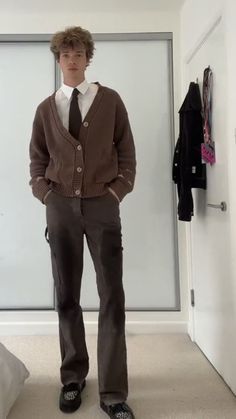 Mens Oversized Cardigan Outfit, Cardigan Suit Outfit Men, Nyc Aesthetic Fashion Men, Business Casual Men Aesthetic, Businesscore Outfits, Brown Cardigan Outfit Men, Buisnesscore Outfit Men, Businesscore Fashion Men, Business Core Outfits Men