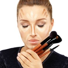 We are going to take you through a step-by-step guide on how you can achieve a gorgeous makeup look by using contouring and highlighting technique. Highlighter Tips, Makeup Tips Contouring, Easy Contouring, Highlighting And Contouring, Massage Routine, Face Contouring Makeup, Contour Face