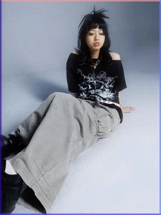 T Shirt With Long Sleeve Underneath, Goth Casual, Looks Hip Hop, Harajuku Grunge, 2000s Japanese Fashion, Casual Harajuku, Off Shoulder T Shirt, Look Short