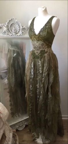 Hippie Prom, Wedding Dress Nature, Mode Hippie, Grunge Fairycore, Green Fairy, Earthy Outfits, Fairy Clothes, Estilo Hippie, Fairytale Dress