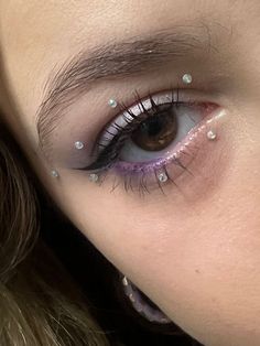 Purple Jewel Eye Makeup, Olivia Rodrigo Makeup Looks Guts Tour, Makeup Ideas Concert, Gem Eye Makeup, Olivia Rodrigo Hair, Make Up Concert, Eye Makeup With Gems