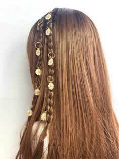 Braided Hairstyles With Charms, Hair Ecssoris, Hair Wrap Scarf Boho Chic, Hair Cuffs Hairstyles, Hair Rings Hairstyles, 70s Hair Accessories, Makeup Jewels, Hair Charm, Teknik Makeup