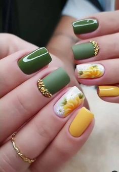 30 Positive Sunflower Nails Are Sprouting Up All Over Our Feeds Spring Nail Inspiration Simple, Green Yellow Nail Art, Spring Green Nail Designs, Green And Yellow Nail Art, Green And Yellow Nails Design, Green Yellow Nails, Yellow Green Nails, Green And Yellow Nails, Yellow Nail Art Designs