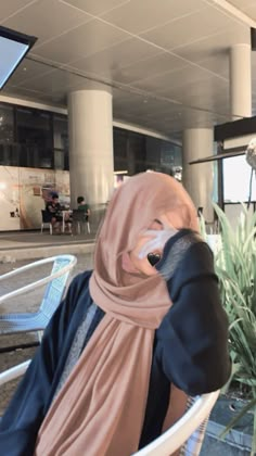 Hijab Fashion Inspiration Instagram, Fotografi Fesyen, Hijab Wallpaper, New Hijab, Ootd Poses, Hijab Style Tutorial