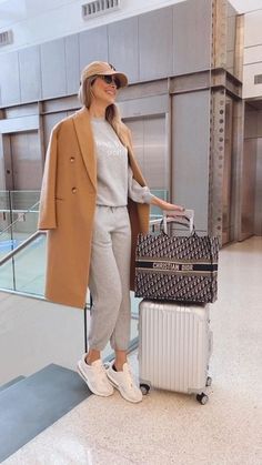 Airport Outfit Comfy Long Flight, Leggings Travel Outfit, International Travel Outfit, Plane Hacks, Airport Outfit Comfy, Airport Attire, Airport Hacks