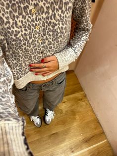 Cherry Knit Sweater, Light Winter Outfits Casual, Cute Comfy Style, Copenhagen Clothing Style, New York November Fashion, Winter Outfits Women Aesthetic, Fall Fit Inspo Women, Taupe Jeans Outfit, Cute Mission Fits