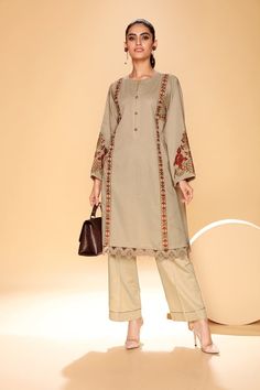 Kurti 2023, Wasim Akram, Pakistani Winter Dresses, Velvet Design, Winter Suits, Embroidery Suit, Pakistani Fashion Casual, Winter Suit