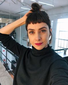 Corte de cabelo médio com franja: 45 ideias para mudar o visual Baby Bangs Wolf Cut, Long Hair With Baby Bangs, Betty Page Bangs, Mini Fringe, Rock Hairstyles, Baby Bangs, Bangs For Round Face, Mom Hairstyles, Shot Hair Styles