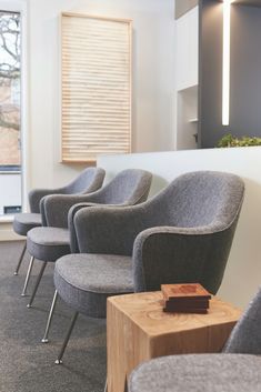 the chairs are lined up against the wall in the waiting room for someone to sit