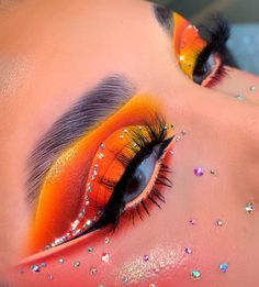 Orange and super bright eyes 👀 Keep this pin to yourself, and you will find all the materials for creating makeup in our profile ❣️ Very Easy Makeup, Photographic Makeup, Orange Eye Makeup, Maquillage Yeux Cut Crease, Evening Eye Makeup, Smokey Makeup, Bright Eye Makeup, Rhinestone Makeup