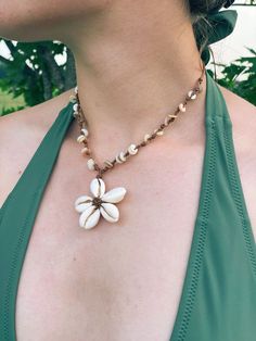 Cowrie Shell Flower Diy, Beach Necklace Ideas, Cowrie Necklace, Hip Jewelry, Cowrie Shell Jewelry, Earthy Necklace, Surf Jewelry, Island Jewelry