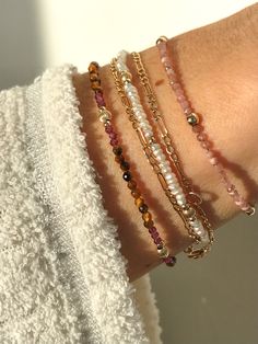 Minimalist Jewelry Aesthetic, Dainty Beaded Bracelets, Minimalist Gold Bracelet, 00s Mode, Paperclip Bracelet, Bracelet Rainbow, Beaded Necklace Diy