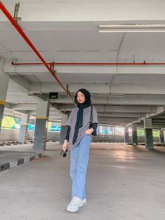 Oversize fashion Loose Shirt And Jeans Outfit, Oversized Tshirt Outfit Modest, Oversized Shirts With Jeans, Hijabi Oversized Tshirt Outfit, Hijab T Shirt Outfit, Loose Tshirt Outfits Casual, Loose Jeans Outfit Hijab, T Shirt Hijab Outfit, Oversized Tshirt Poses