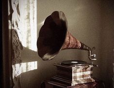 Vintage Gramophone Aesthetic, Phonograph Record Aesthetic, Gramophone Aesthetic Vintage, Vintage Phone Aesthetic, Gramophone Aesthetic, Frederick Kreiburg, Vintage Phonograph, Dark Academia Guide, Gothic Academia