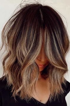 Trendy Highlights for Short Hair And#8211; Elevate Your Style ★ Blonde and Brown Hair with Dark Roots Curtain Bangs On Brown Hair, Bangs On Brown Hair, Highlights For Short Hair, 2023 Haircut Trends, Trendy Highlights, Winter Haircut, Chunky Blonde Highlights, Dark Brown Balayage, Balayage Dark