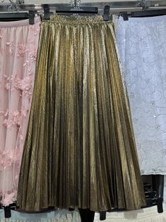 Olivia Mark - High-Waisted Metallic Reflective Midi Skirt with Pleats Gold Metallic Skirt, Skirt With Pleats, Velvet Midi Skirt, Pleated Chiffon Skirt, Metallic Skirt, Mermaid Skirt, Velvet Lace, Types Of Skirts, Vintage Skirt