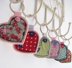 a bunch of heart shaped key chains hanging from a hook with the words, por favor, espahle amo, porque de dor, de don't